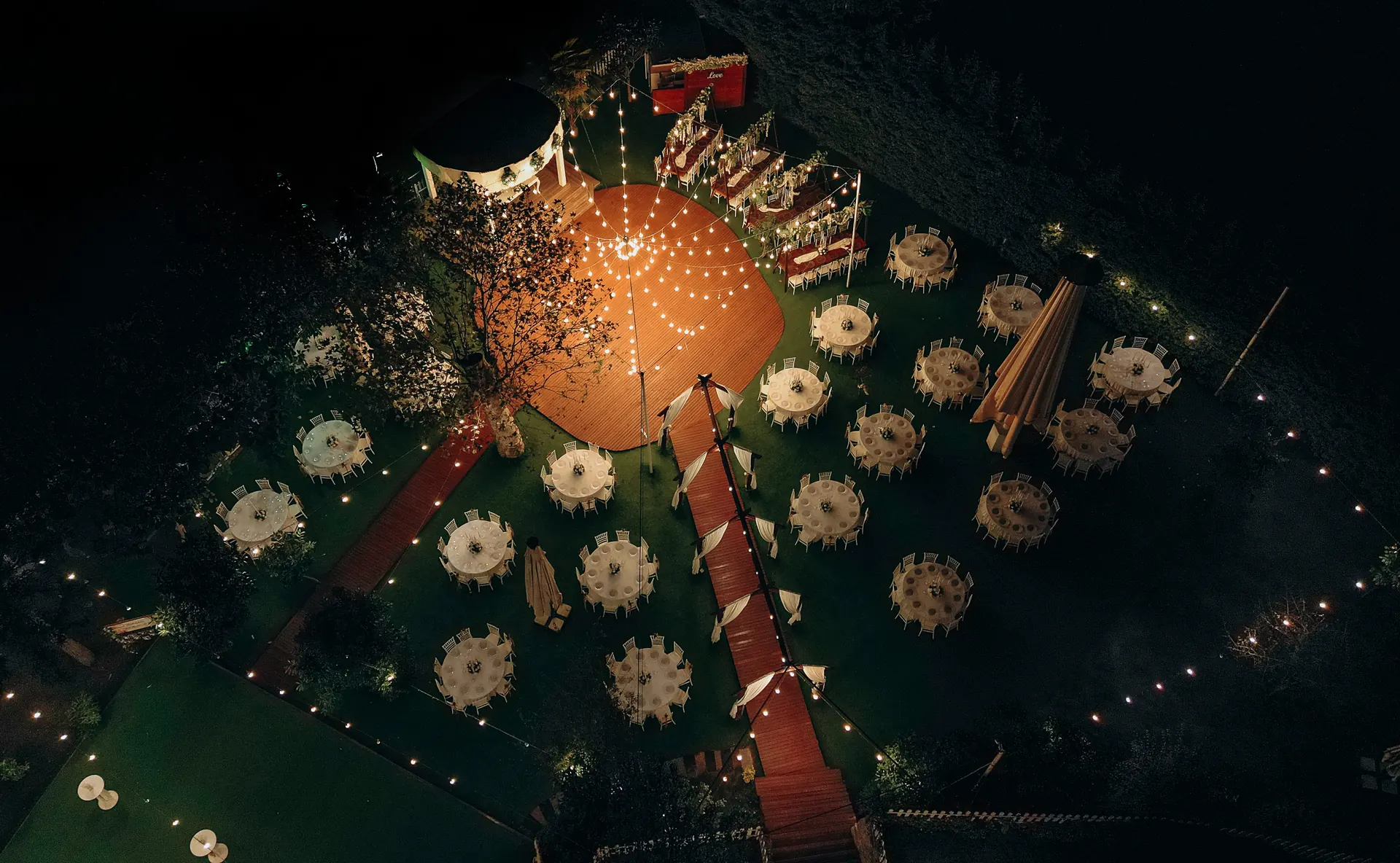 Garden Bella Wedding sayfasına git: Beykoz’un doğası içinde, ışık zincirleri altında kır düğünü. Mekandan menüye 23 hizmet tek fiyatta.